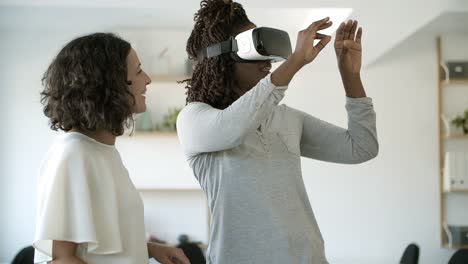 Zeitlupenaufnahme-Einer-Frau,-Die-Mit-Einem-Assistenten-Ein-VR-Headset-Testet